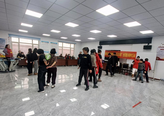 鸡东县城南社区、城西社区联合开展“社区总动员”全民健身趣味活动